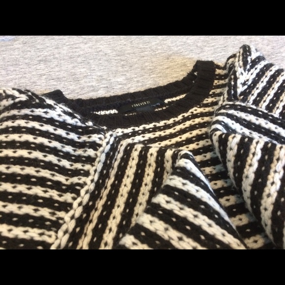 Forever 21 Sweaters - Forever 21 Cropped B&W Striped Sweater 🍂